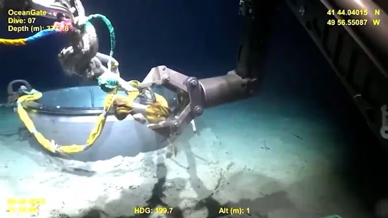 La Guardia Costera de EE.UU. hace públicas nuevas imágenes del sumergible Titan, que implosionó en el Atlántico el año pasado, matando a sus cinco ocupantes.
