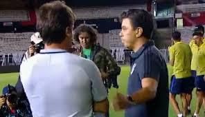 Despues de la suspensión Gallardo bajó a saludar a los jugadores de Boca
