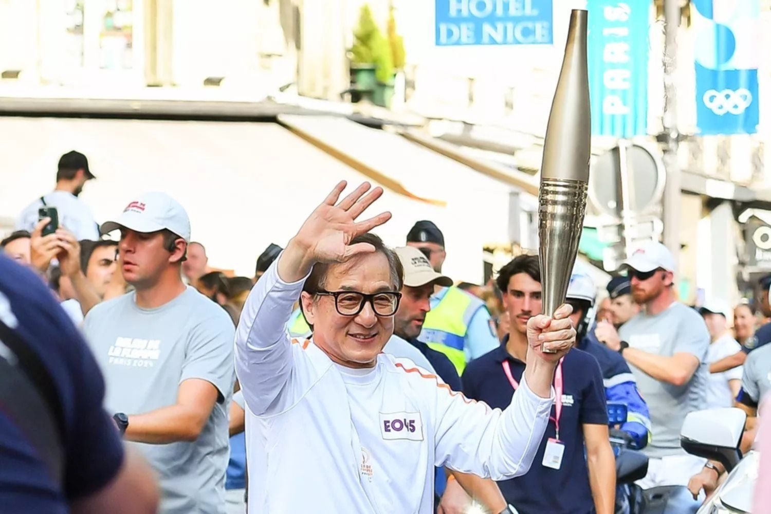 Jackie Chan lleva la antorcha paralímpica antes de la ceremonia de apertura de los Juegos Paralímpicos de 2024