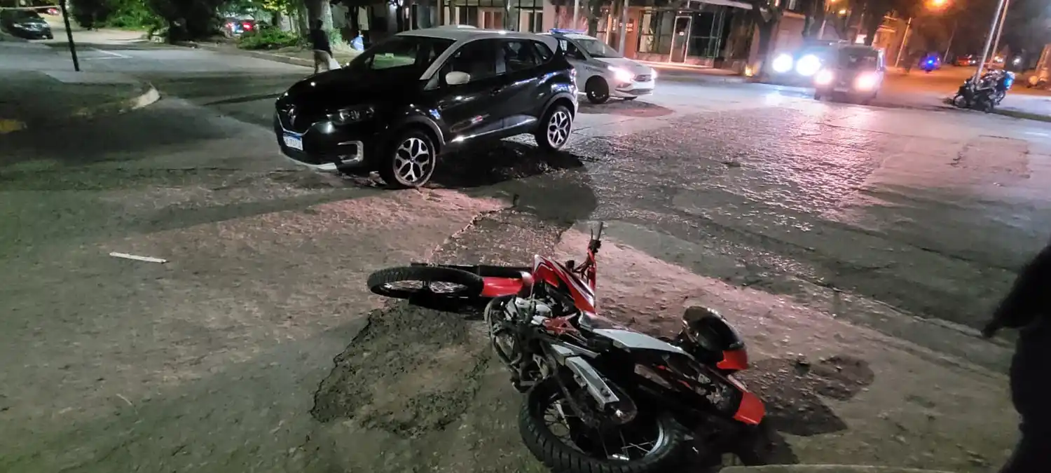 El automóvil y la moto tras el accidente ocurrido en la noche de este viernes.