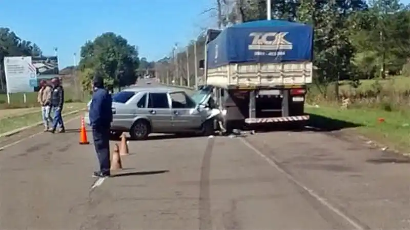 Dos jóvenes sufrieron lesiones tras chocar contra un camión