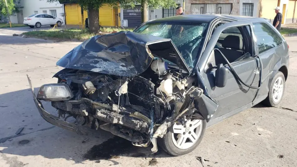 Choque grave en la avenida Fortunato de la Plaza: cuatro heridos y fuerte reclamo por falta de controles
