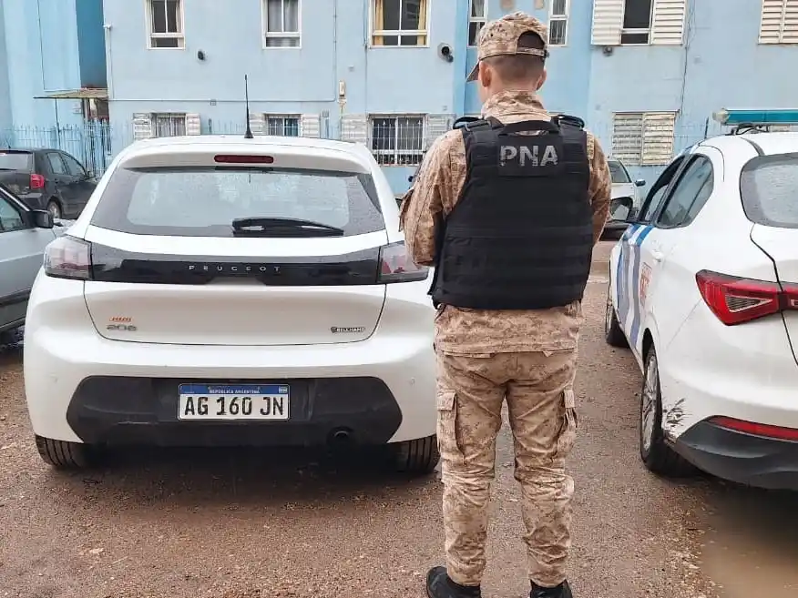 Prefectura recuperó un Peugeot 208 robado que había sido abandonado en un complejo habitacional.