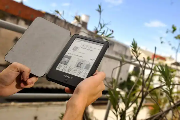 El fin de los apuntes: la UNR entrega e-readers para reducir el uso del papel
