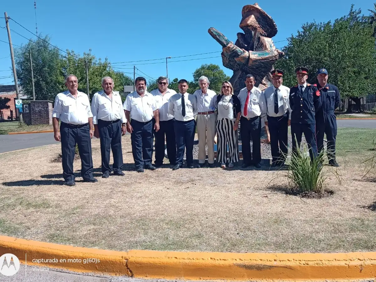 Autoridades municipales y de Bomberos Voluntarios junto al flamante monumento.