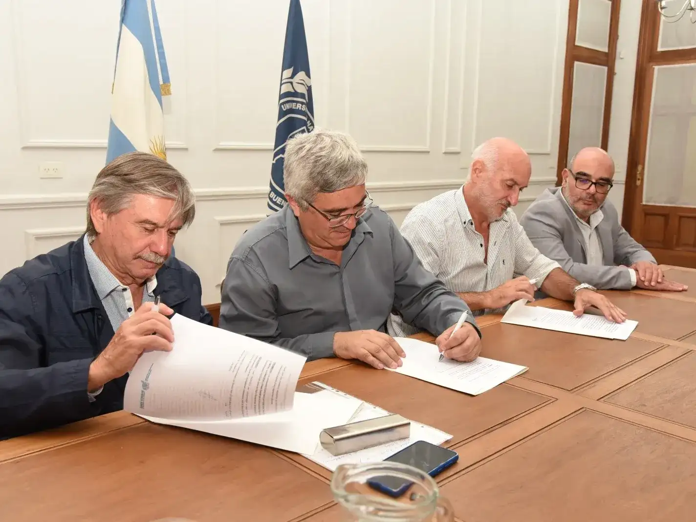 Auza, Rodríguez y Aba rubricaron el acta acuerdo.