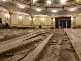 Comenzó la remoción del piso del Teatro Gualeguaychú para reparar toda la estructura