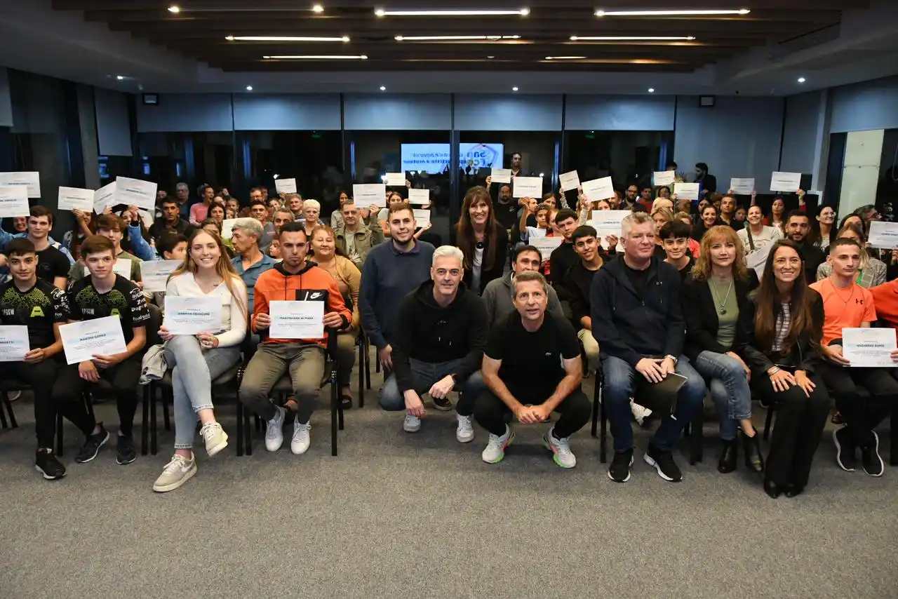 Los beneficiarios del programa municipal de becas de apoyo al deportista amateur de deportes individuales olímpicos.