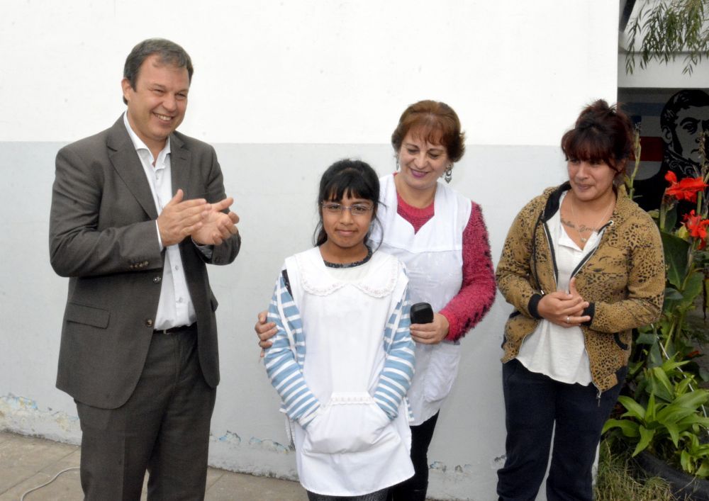 Entregaron anteojos a alumnos de tres escuelas de Almirante Brown