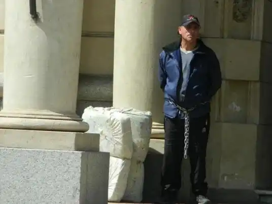 Se encadenó al Municipio cansado de su vecino que escucha música alta