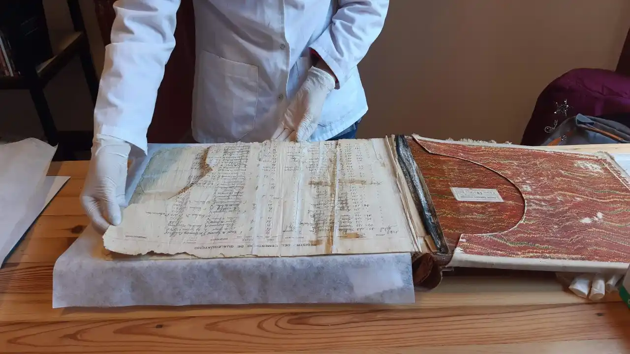 El Museo de la Memoria Popular restaura libros históricos del Cementerio