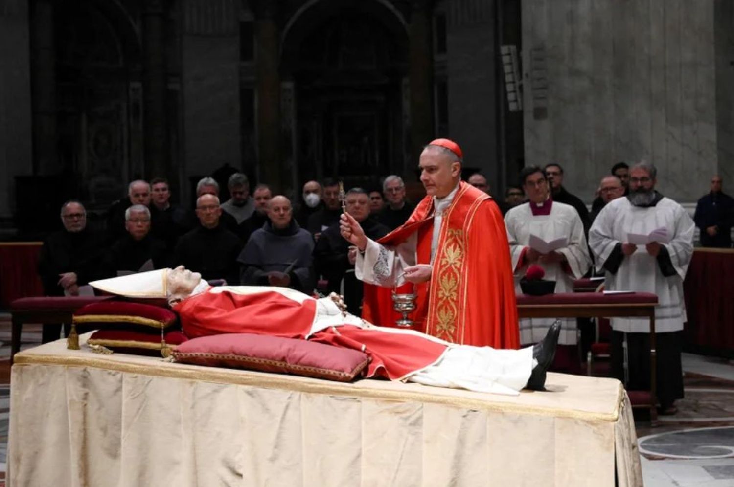 En la basílica de San Pedro, se abrió la capilla ardiente para despedir a Benedicto XVI