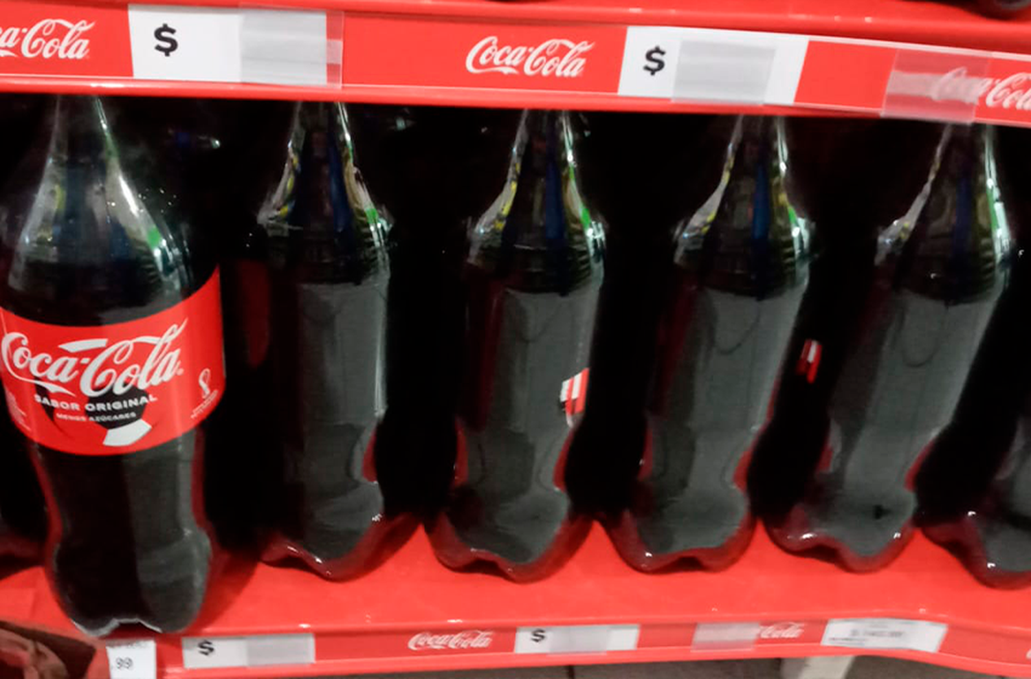 Insólito: en los supermercados de Rosario roban las etiquetas de gaseosa para llevarse las figuritas del Mundial