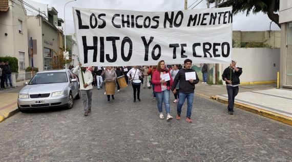 Bajo el lema "Hijo, yo te creo", los padres del Jardín 901 volvieron a movilizarse