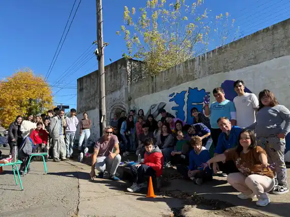 Estudiantes de ATAD y el IPAT pintaron en conjunto un mural por Malvinas en Brandsen y O'Higgins
