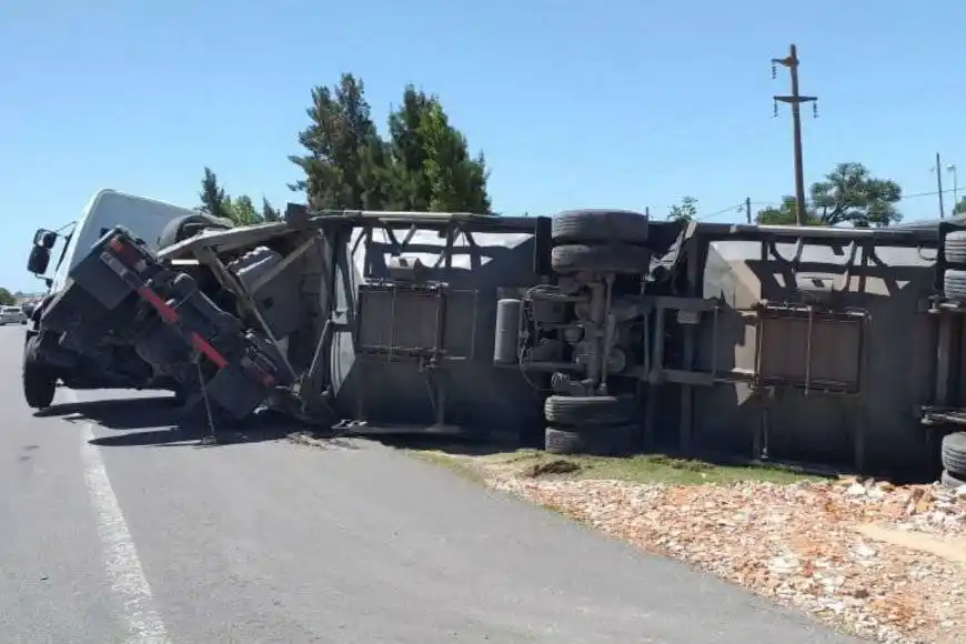 Un camión volcó cuando ingresaba a la Autovía Artígas