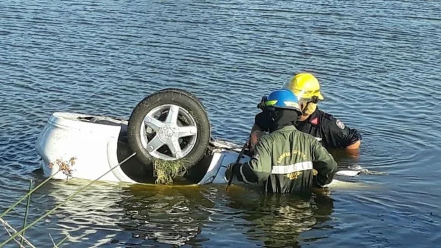 Una pareja fue salvada por sus hijas al volcar con el auto y quedar sumergidos en una laguna