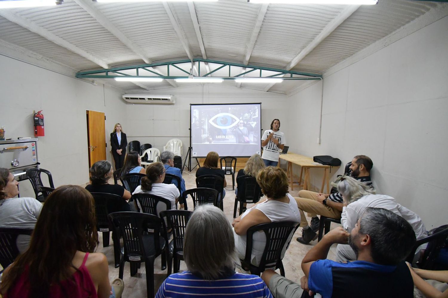 El municipio lleva a cabo charlas informativas sobre “Ojos en Alerta”.