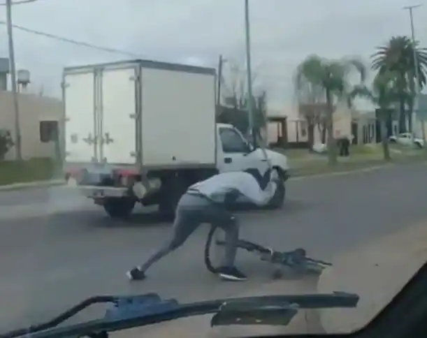 Escandaloso video: Un vecino le termina rompiendo la bicicleta a otro con un palo