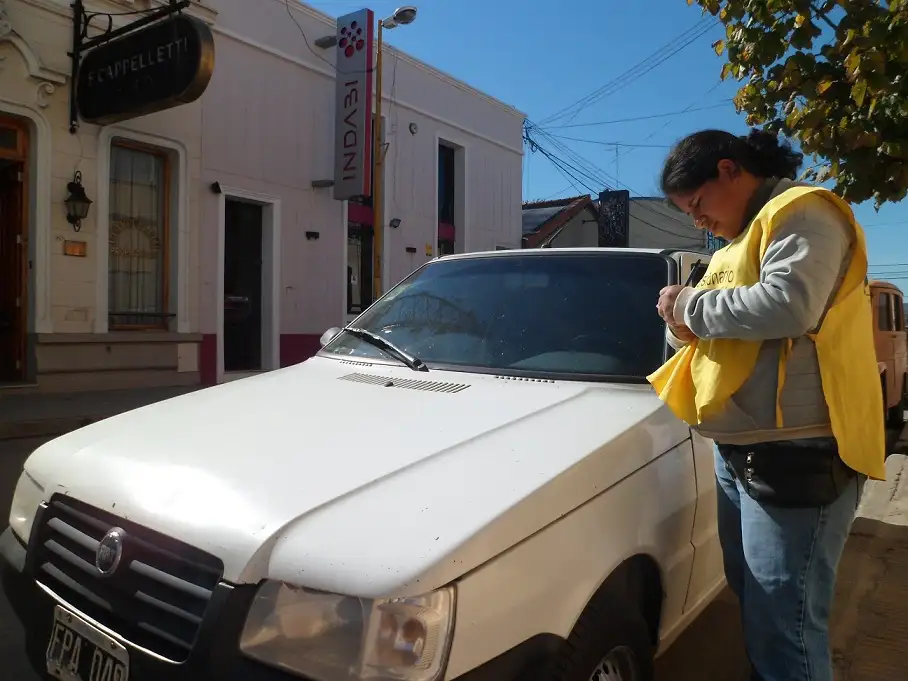 El estacionamiento sería regulado a través de celulares o parquímetros