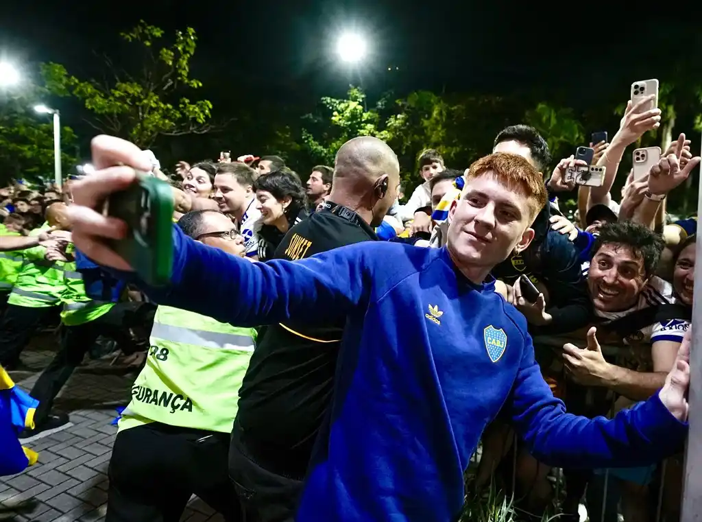 Barco saluda a los hinchas en su llegada a Río de Janeiro.