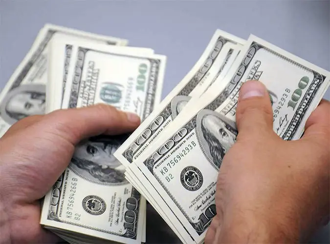 Sin freno: el dólar blue marcó otro récord y rozó los $220