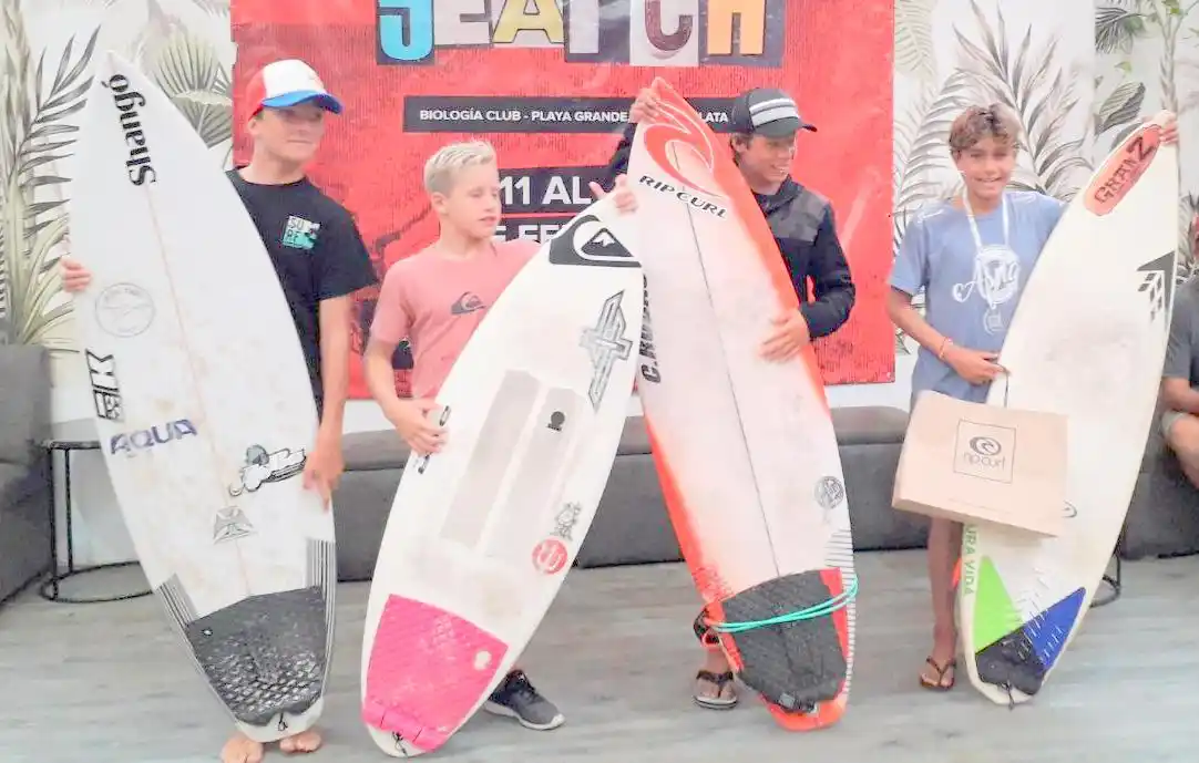 Podios en juniors y longboard en el circuito argentino de surf