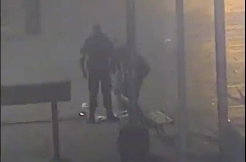 Video: los vieron tirando basura y la policía los obligó a juntarla