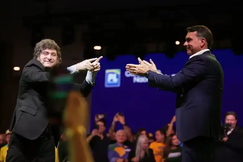 Milei felicitó a Flavio Bolsonaro tras imponerse en la primera vuelta en Brasil
