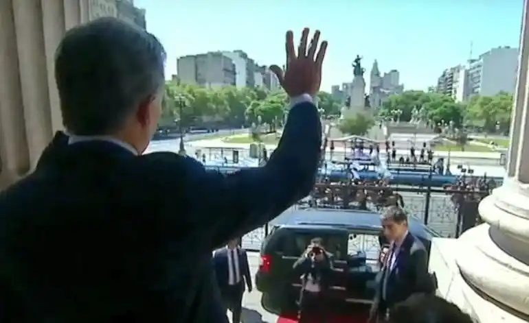 "¿A quién estás saludando, papi?": Aníbal Fernández se burló de la llegada de Macri al Congreso