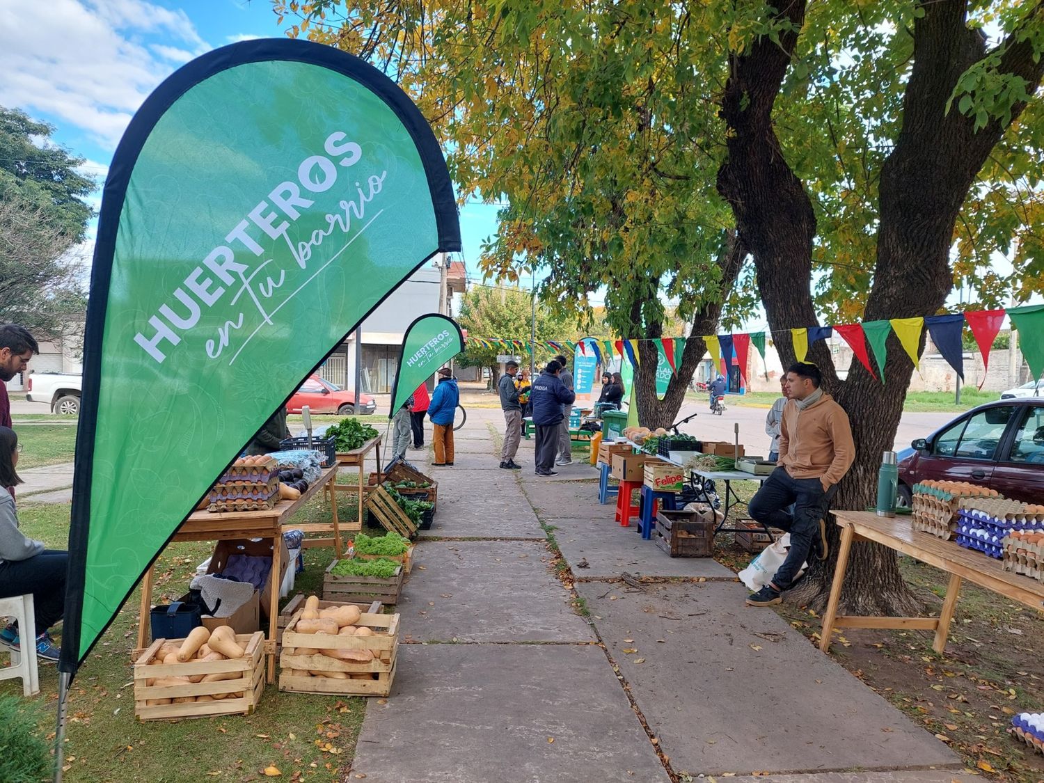 Huerteros en las plazas, una sana costumbre que los venadenses disfrutan.