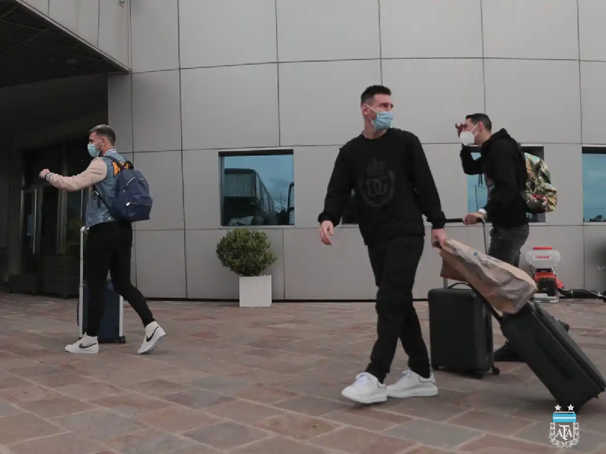 Messi llegó a la Argentina junto a Di María y Paredes