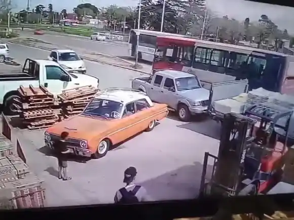 Merlo: abrió la puerta de su camioneta y tiró a una mujer policía que murió atropellada por un colectivo