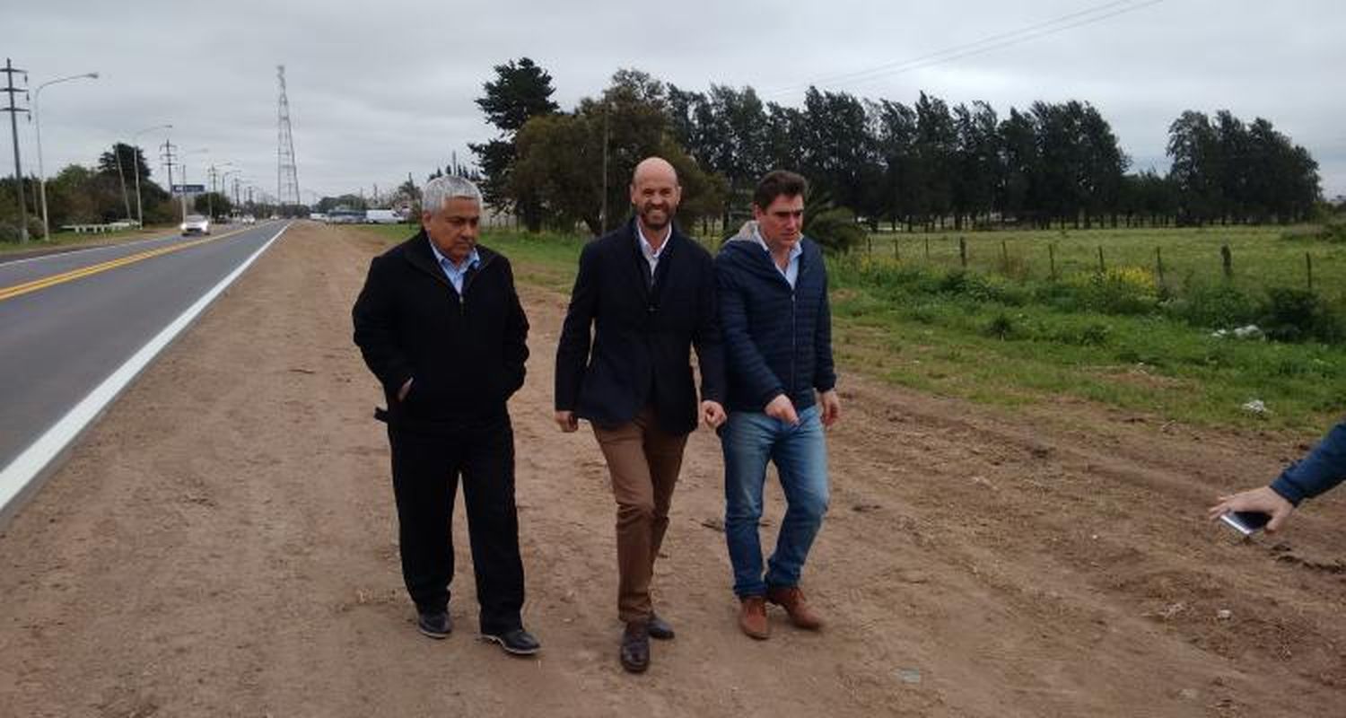 Guillermo Dietrich y Javier Iguacel visitaron la obra en la ruta 1001