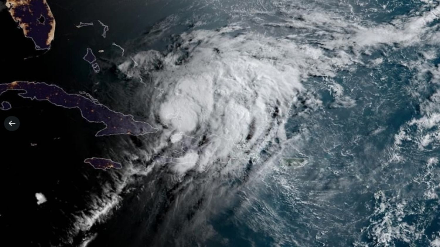 Tormenta Isaías dejó 5 mil evacuados en República Dominicana y se convirtió en huracán rumbo a las Bahamas