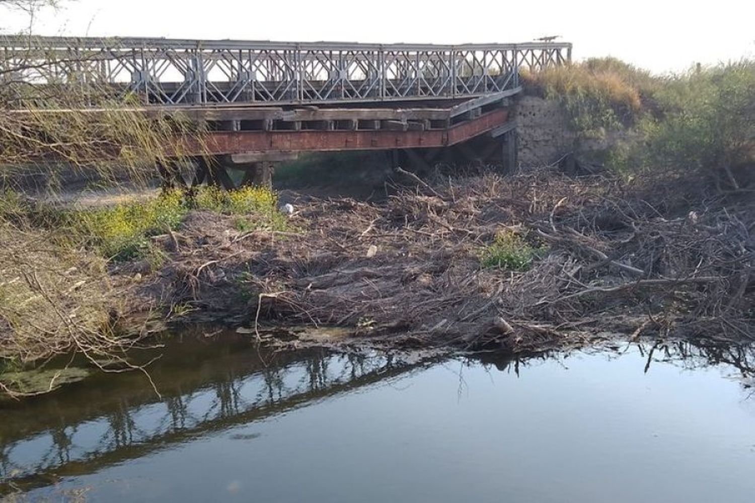 Piden la limpieza urgente del puente de la Ruta N° 69-S, del arroyo Cululú