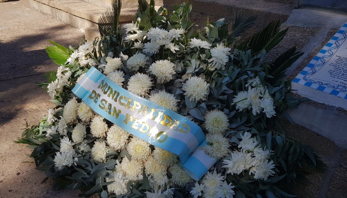 Arreglo floral en la placa de 40 años de Malvinas.