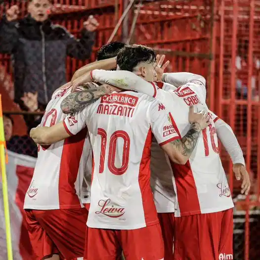 Huracán ganó y volvió a la cima