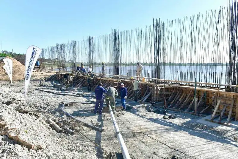 La construcción del muro de contención
de costas superó el 50% de avance