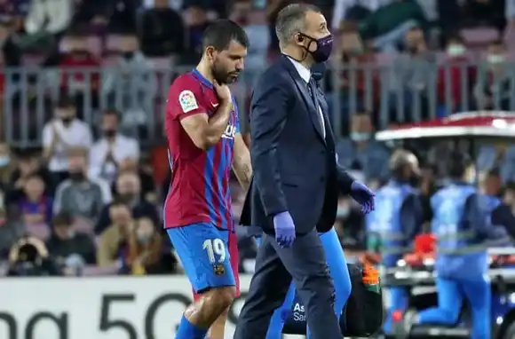 Preocupación en Barcelona por la salud del Kun Agüero que sufrió una arritmia en pleno partido