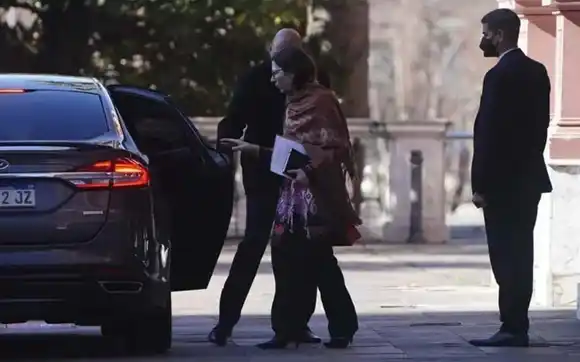 Batakis puso su renuncia a disposición y es difuso su futuro en el Gobierno￼￼