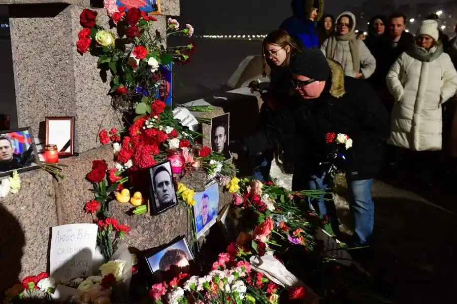 Denuncian que el cuerpo de Navalny es retenido por Rusia para "cubrir sus huellas"