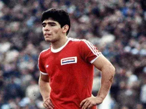 Diego con el manto colorado de Argentinos Juniors, club del que es máximo goleador histórico con 116 goles en 166 partidos entre 1976 y 1980.Foto:Redes