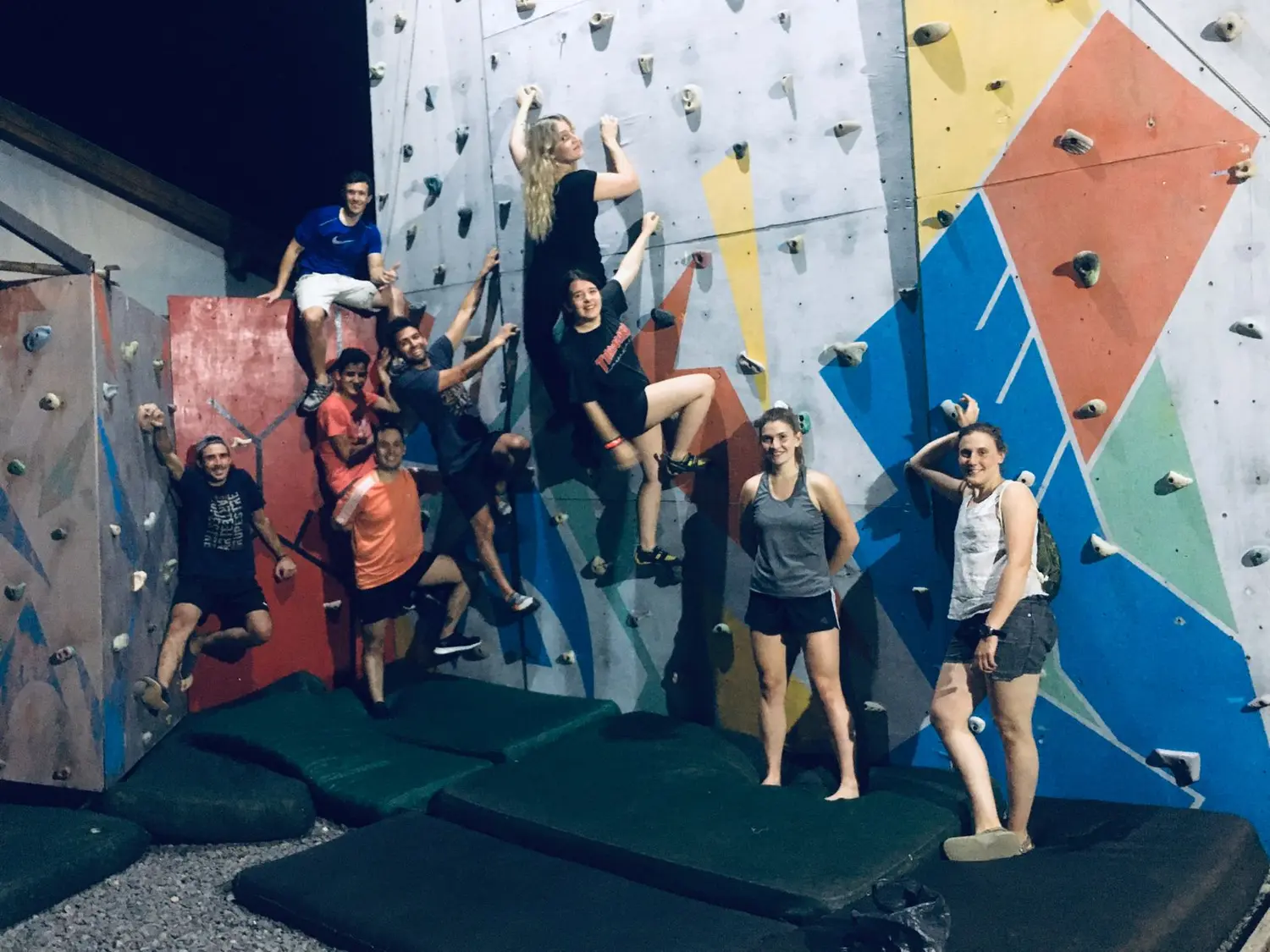 La escuela de escalada de El Muro cumple un año y lo festeja con un festival