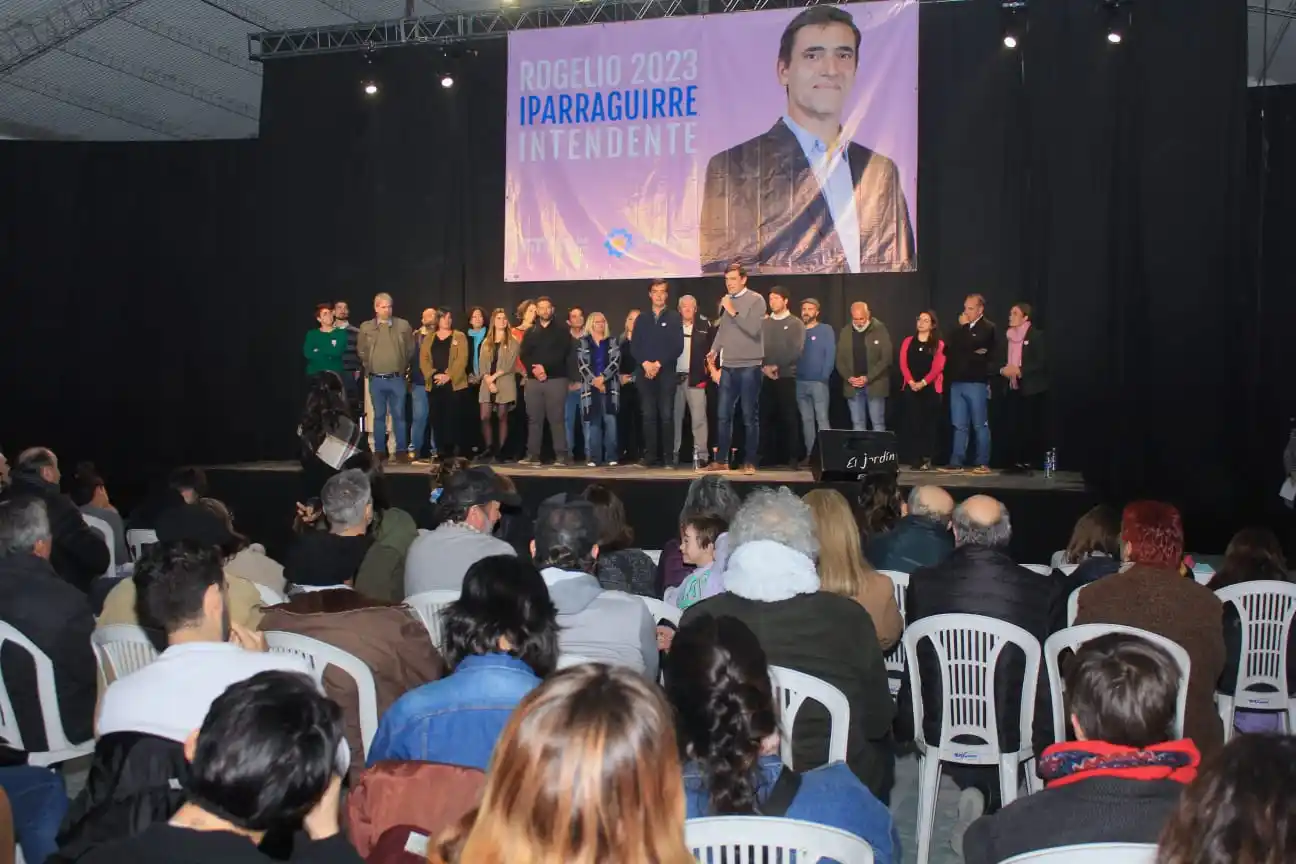 El candidato a intendente por Unión por la Patria, Rogelio Iparraguirre,  se dirigió a la militancia que colmó el gimnasio del Club Defensa.
