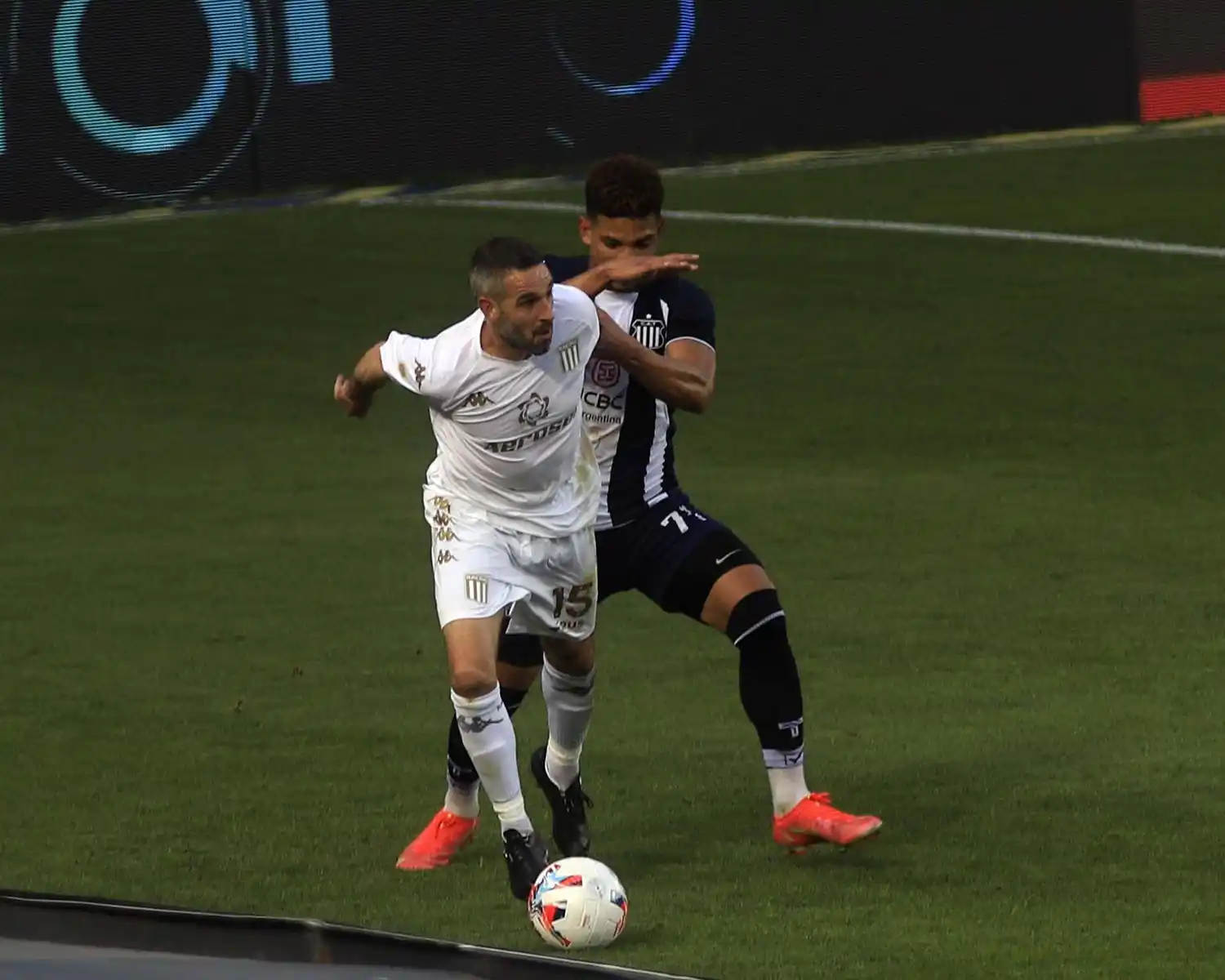 Lisandro López la aguanta ante Valoyes.