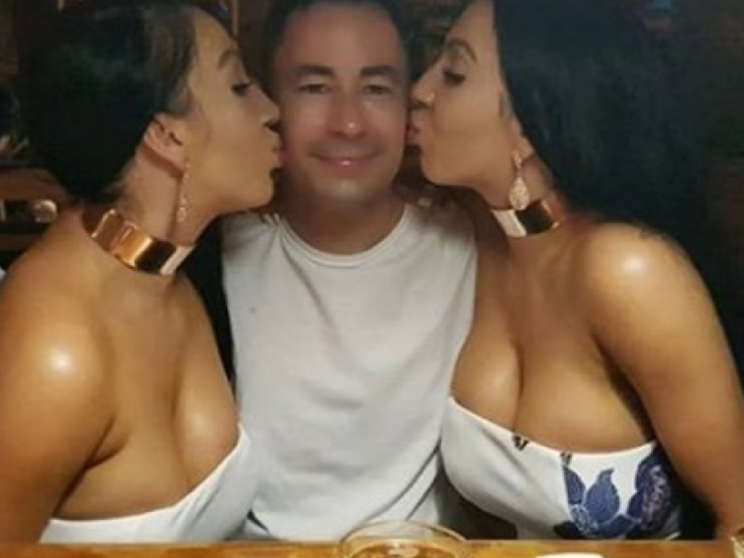 Poliamor en Australia: Son las “gemelas más idénticas del mundo”, comparten el novio y se quieren casar