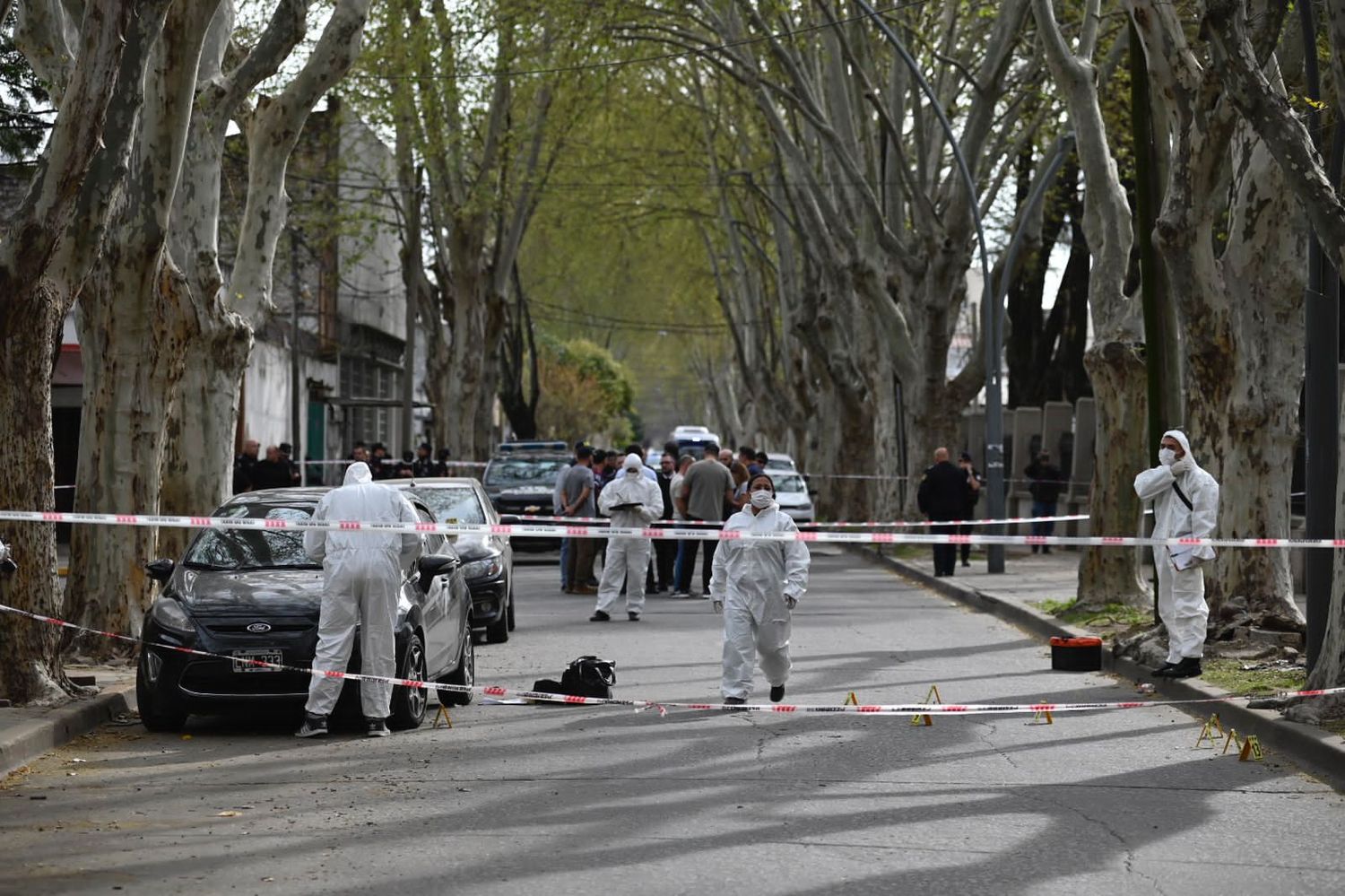 Fuentes policiales indicaron que el agente estaba vestido con ropas de civil y fue atacado mientras estaba arriba de su auto. Crédito: Marcelo Manera.