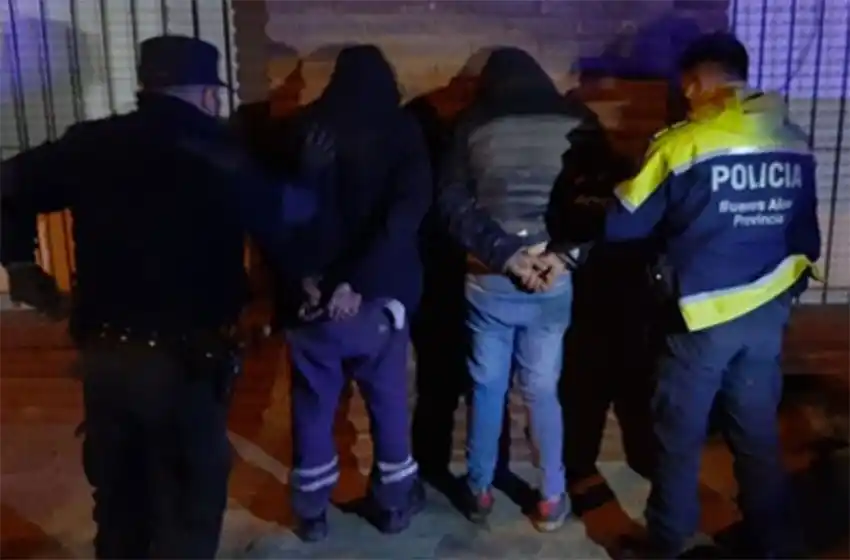 Dos hombres golpeaban a otro para robarle y fueron advertidos por las cámaras del COM