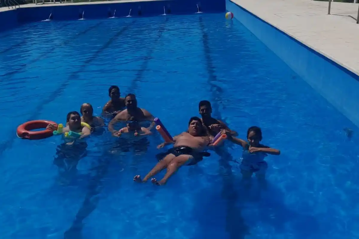 Iniciaron las clases de natación adaptada en el predio de la Caja Municipal
